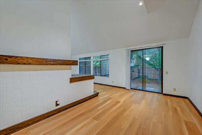 Building Photo - 31 Farm Rd