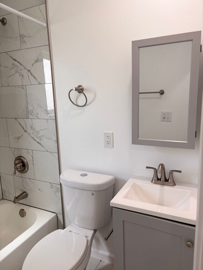 Building Photo - 2 bedrooms 2 baths home FOR RENT