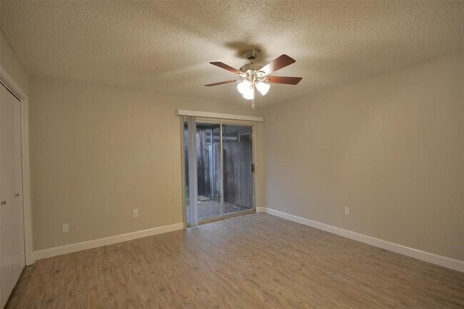 Building Photo - 1326 Town Cir