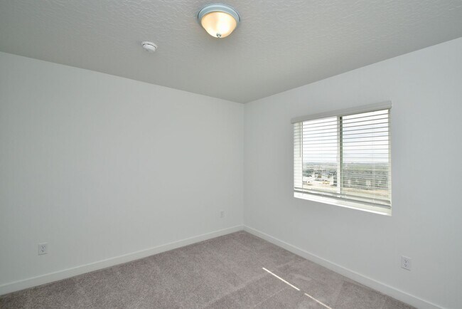 Building Photo - Spacious Saratoga Springs 4 Bed 3.5 Bath Corner Home with Stunning Views