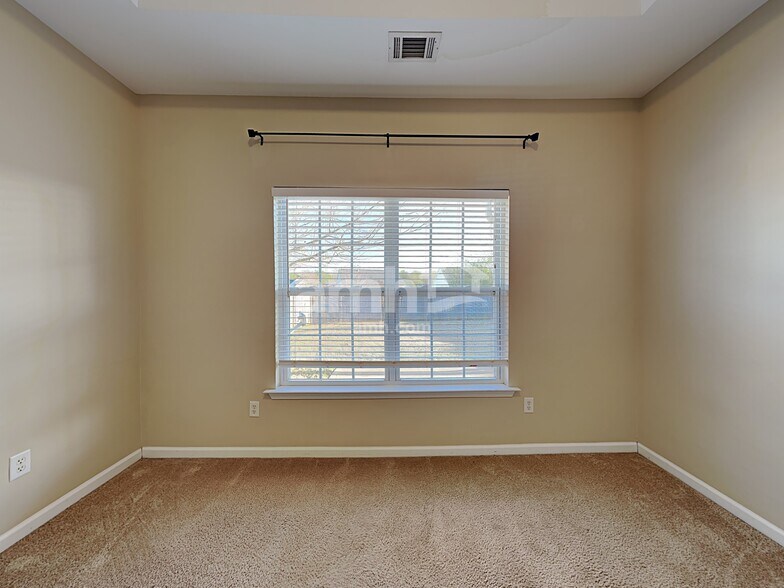 Building Photo - 17 Pfeiffer Ct