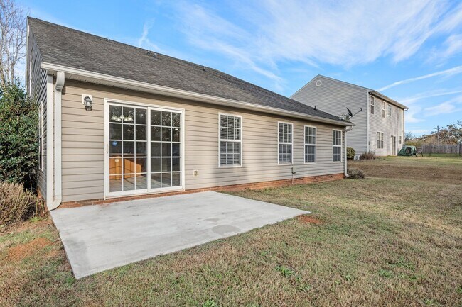 Building Photo - Spacious 4 BR, 2.5 BA, Master BR on Main, Conveniently Located Between Greenville and Spartanburg