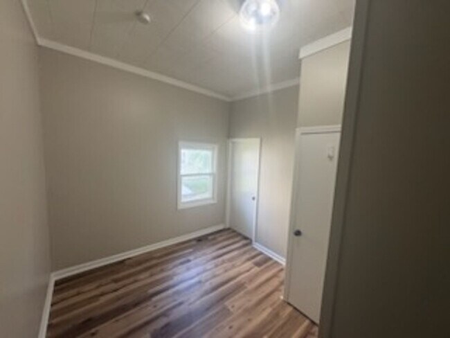 Building Photo - 2 Bed 1 Bath Home