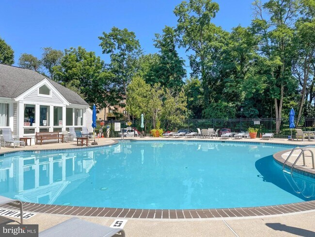 Swimming pool - 3178 Summit Square Dr