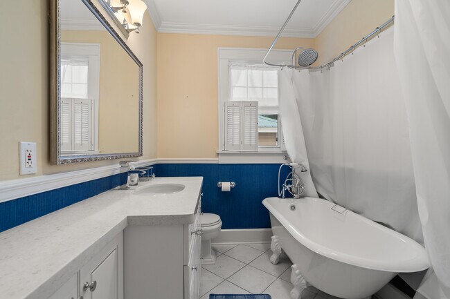 Building Photo - 1234 Beach Dr NE