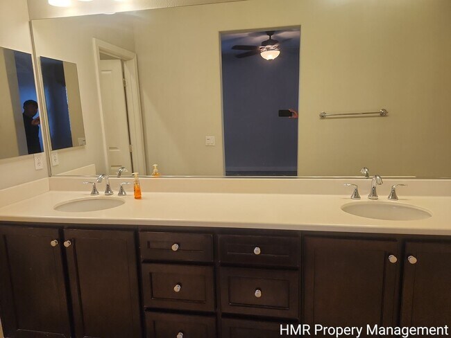 Building Photo - Modern 2-Bedroom Condo Near Victoria Gardens