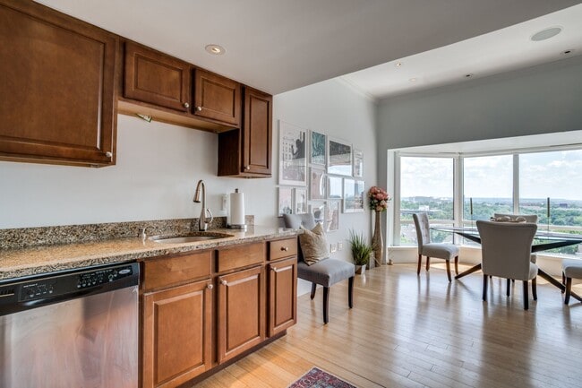 Building Photo - Gorgeous 9th Floor 1/1.5 Condo For Rent!