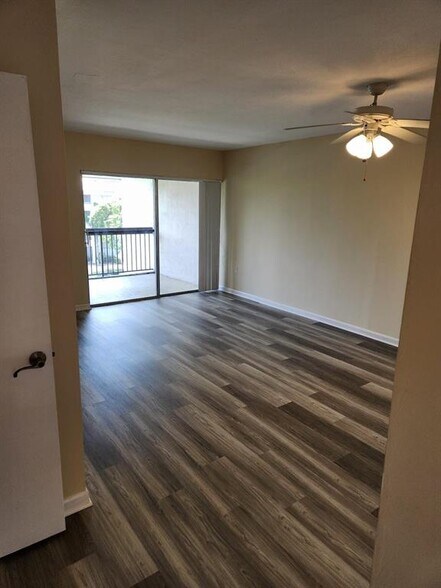 Building Photo - 731 N Pine Island Rd