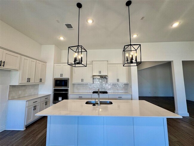 Building Photo - 1301 White Daisy Ln