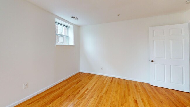 Building Photo - Newly Available Three Bedroom Condo in Col...