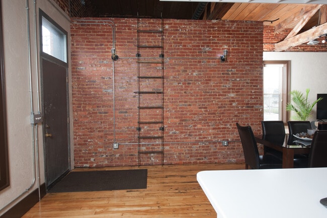 Building Photo - 2101 Beale Ave