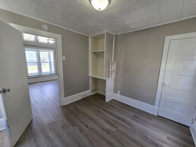 Building Photo - 740 W 11th St