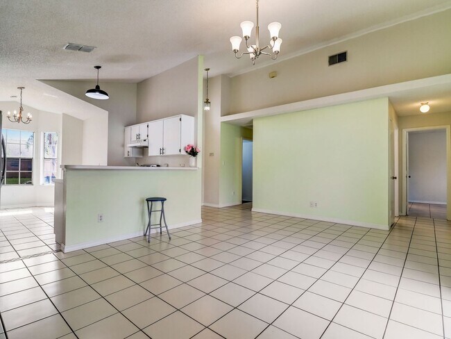 Building Photo - Beautiful 3-bedroom 2-bathroom house in th...