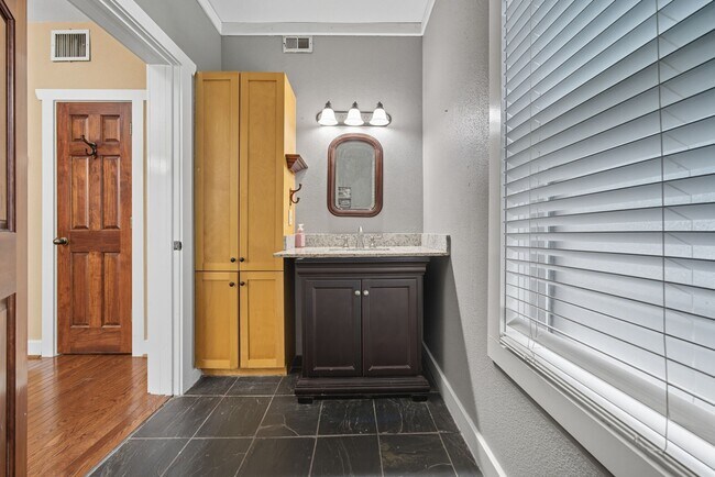 Building Photo - 3015 Chenevert St