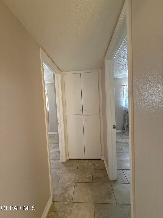 Building Photo - 955 Versailles Dr