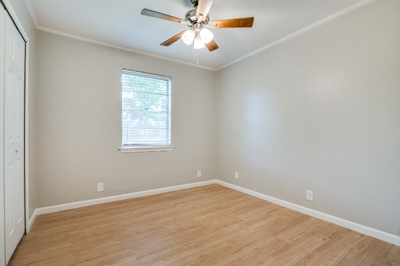 Building Photo - 404 Valentine Ln