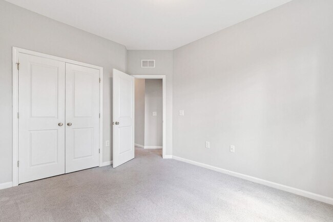 Building Photo - Serene Cul-de-Sac Retreat: 3BR Hillsboroug...