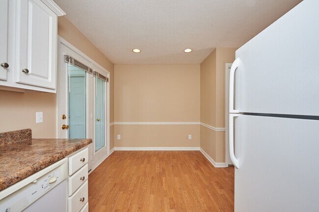 Building Photo - For Rent: 2BR, 1BA condo Special: $400 off the first month for a lease that starts by 5/15/26.