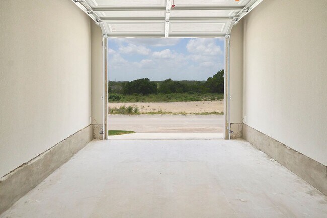 Building Photo - Hunters Ranch Beauty! 3 Bedroom 2 1/2 Bath Townhome