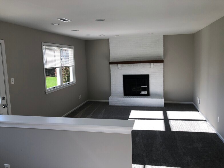 Building Photo - 1048 Independence Way