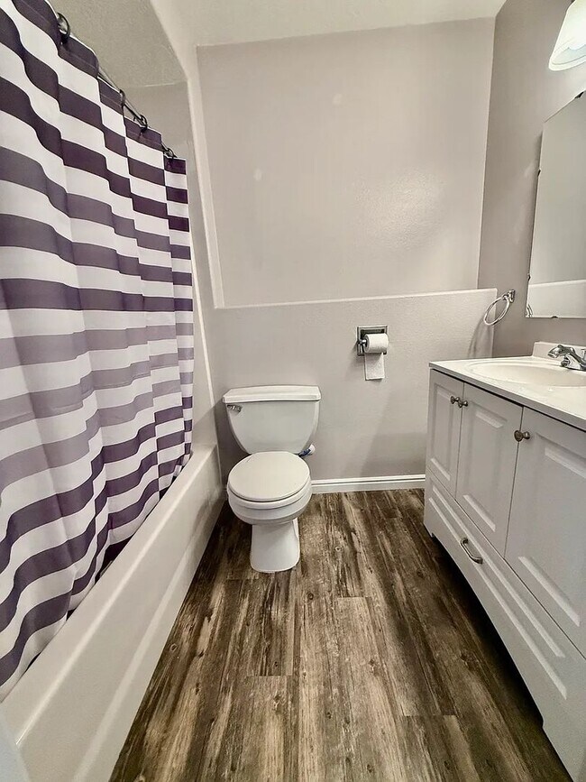 Building Photo - 1639 Roy St