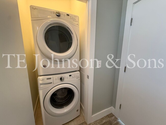 Building Photo - Modern Three Level Townhome in the Heart of Winston Salem