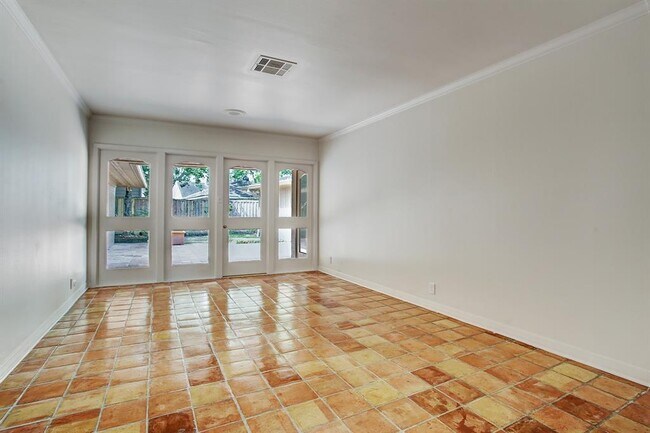 Building Photo - 6139 Chevy Chase Dr