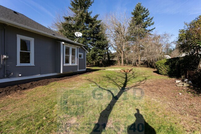 Building Photo - Two Bedroom Craftsman Home Available in th...