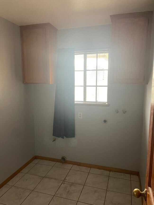 Building Photo - COMING SOON! APPLE VALLEY DESERT KNOLLS 4 ...