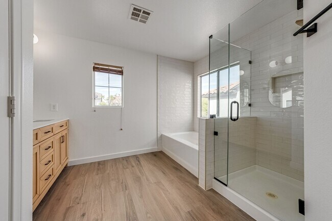 Building Photo - Fully Remodeled & Move-In Ready – Modern Finishes + Huge Loft!