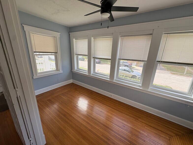 Four season room - 3710 Hyde Park Ave