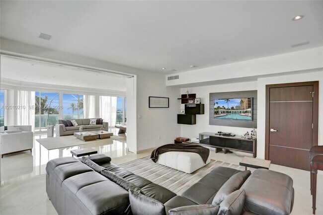 Building Photo - 10101 Collins Ave