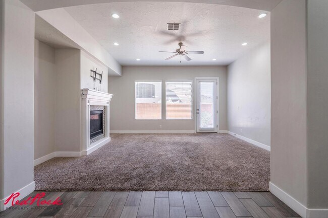 Building Photo - Pet Friendly 4 Bedroom Home! Internet Incl...