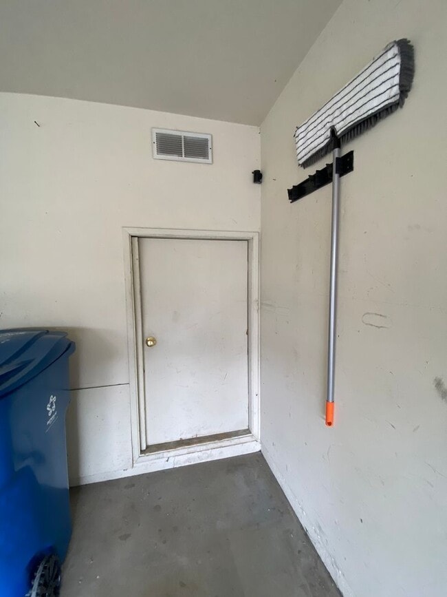 Building Photo - Beautiful 3 bed, 2 bath Townhome close to USD and Mission Valley!