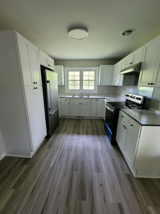 Building Photo - Adorable 3 BR Ranch.  Hardwoods throughout!