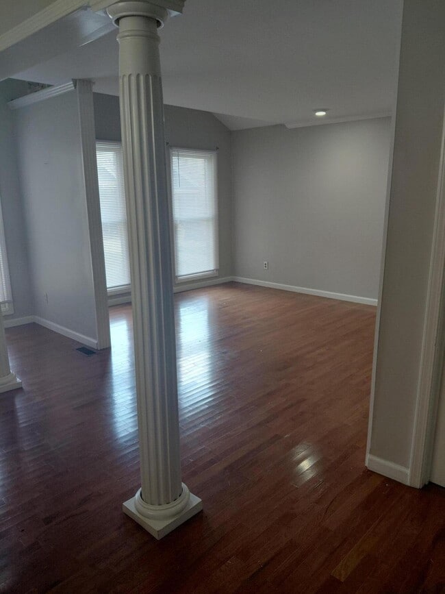 Building Photo - 3507 Lakeside Ct