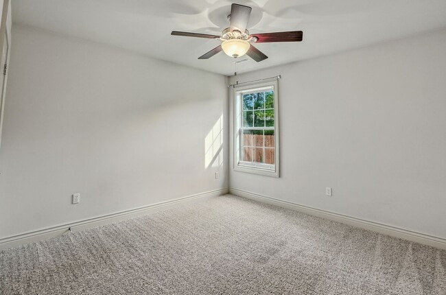 Building Photo - Marvelous 3 Bedroom House In Mill Creek Manor!