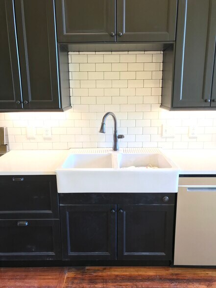 Primary Photo - 126 E Innes St