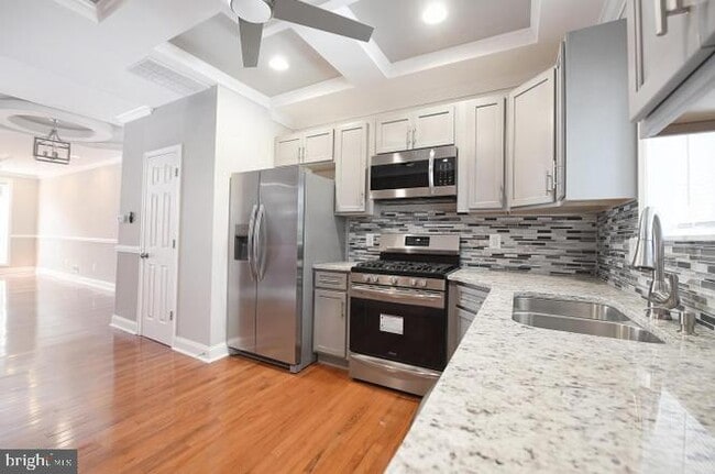 Building Photo - 2624 Llewelyn Ave