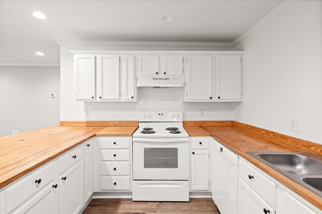 Building Photo - Charming Cottage-Style Home in the Heart of Fairhope, Alabama