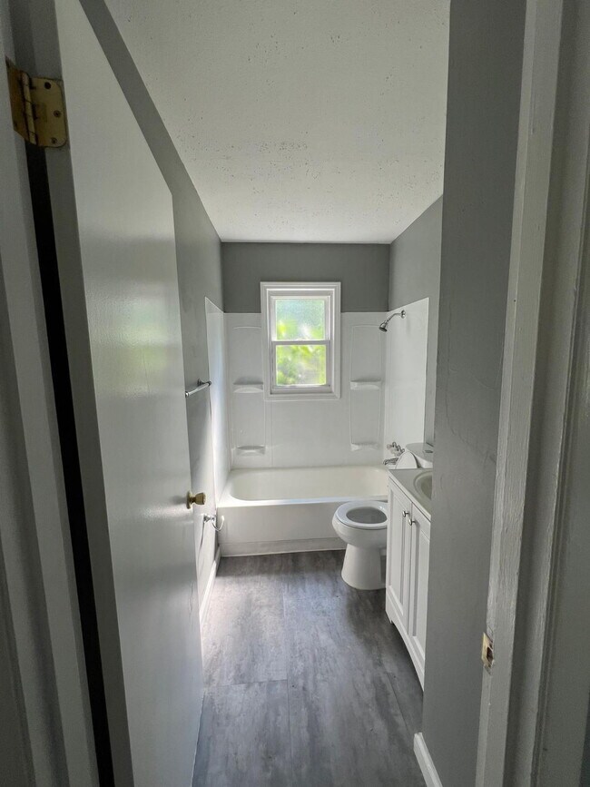 Building Photo - Gorgeous THREE bedroom home with one bath, AVAILABLE NOW!  Passed all inspections!  Gated back ya...