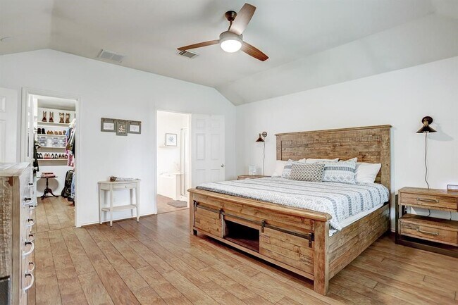 Building Photo - 12230 Cypress Shores Dr