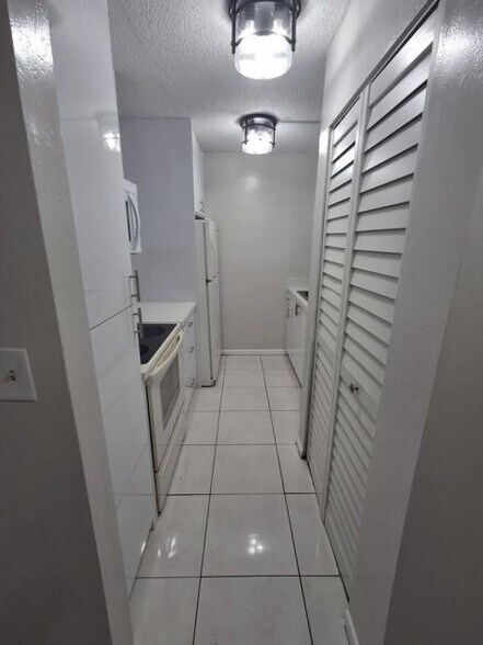 Building Photo - 9917 Twin Lakes Dr