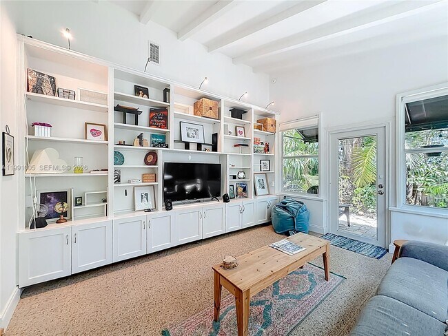 Building Photo - 1419 NE 4th Ct