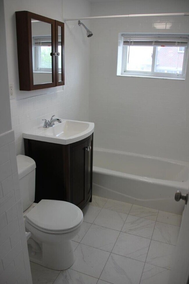 Building Photo - 2 Bed 1 Bath available 9/1
