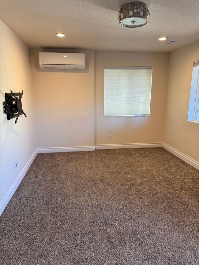 Building Photo - 1 Bedroom 1 bathroom basement unit in Erie.