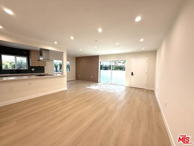 Building Photo - 322 S Swall Dr