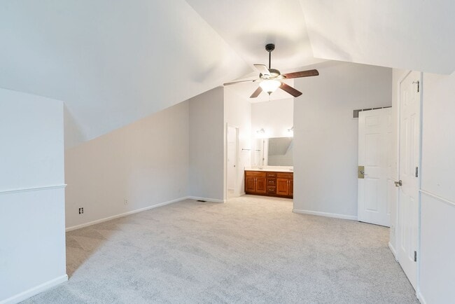 Building Photo - 4 Bed home in Olathe- Quick access to I-35