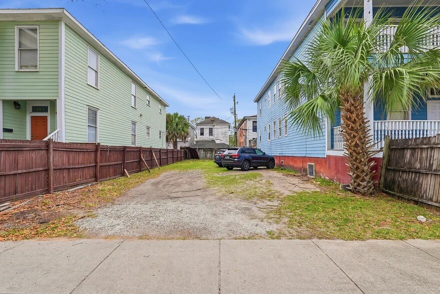 Building Photo - 309 W 41st St