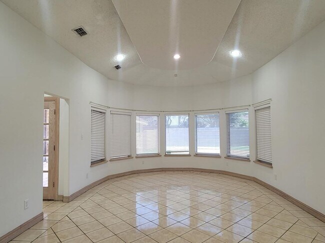 Building Photo - 417 E Bluebird Ave